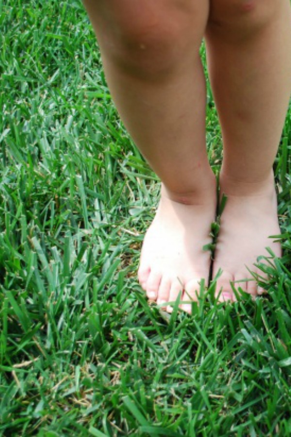 bare-feet-in-the-grass